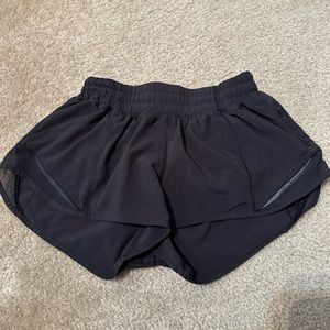 lulu hotty hot 2.5 shorts